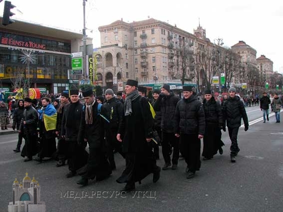 Семинаристы киевской Трехсвятительской семинарии на майдане 02.12.2013