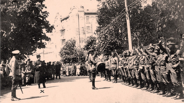 Кавалеристы армии УНР перед гетманом Скоропадским. 1918 год