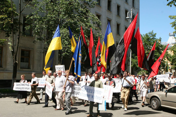 Акция украинских националистов с бандеровскими (красно-чёрными) флагам