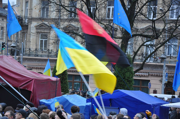 Бандеровский флаг на евромайдане во Львове 24 ноября 2014 года