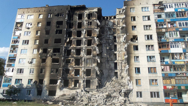 Разрушенный в ходе конфликта жилой дом в Лисичанске. 2014 год