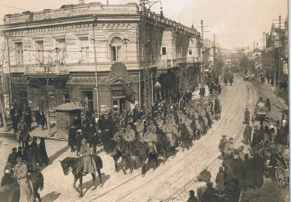 Красные кавалеристы на улице Симферополя. 1920