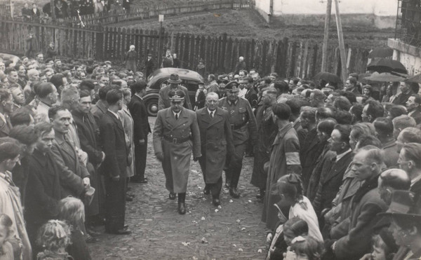 Добровольцы дивизии СС «Галичина» в г. Санок ждут Ганса Франка