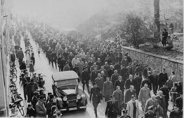 Солдаты СС конвоируют в концлагерь евреев