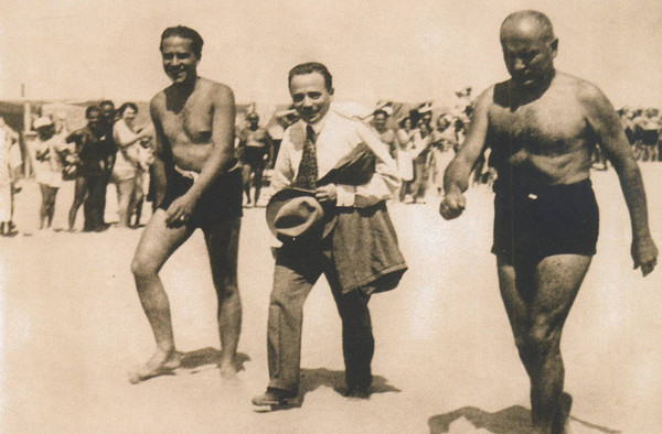 Дольфус и Муссолини на пляже