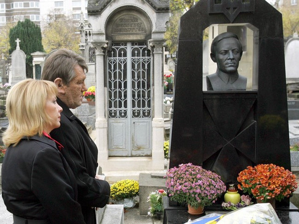 Виктор Ющенко и Екатерина Чумаченко на могиле Симона Петлюры в 2005 г.