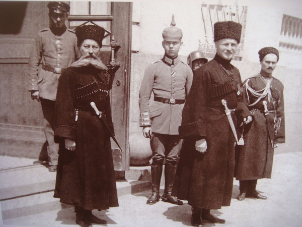 Павел Скоропадский (на переднем фоне справа) и немцы