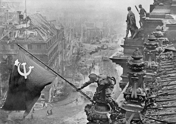 Знамя Победы над Берлином (Евгений Халдей)