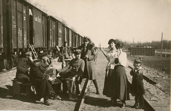 Немецкие офицеры позируют с женщинами и ребенком на ст-ции Киева. 1918
